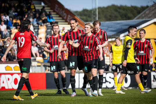Brommapojkarnas Nikola Vasic jublar med Leonard Zuta,