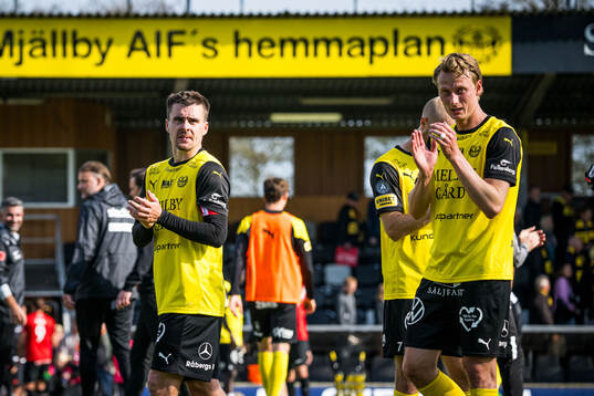 Mjällbys Jesper Gustavsson och Alexander Johansson deppar