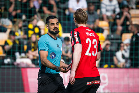 Domare Mohammed Al-Hakim och Brommapojkarnas Tim Waker