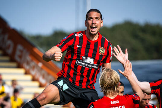 Brommapojkarnas Nikola Vasic jublar