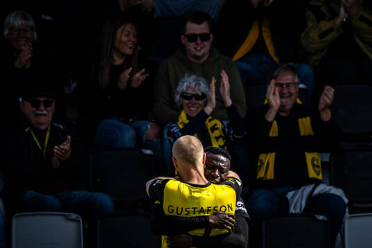 Mjällbys Silas Nwankwo och Viktor Gustafson jublar
