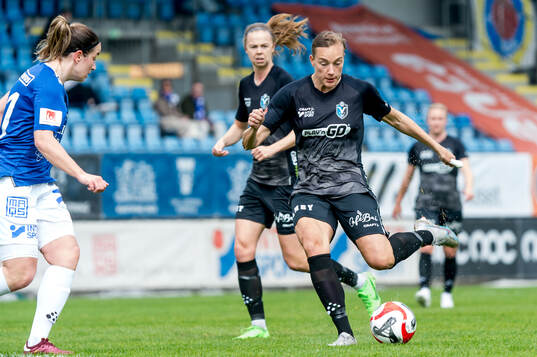 Växjö DFFs Jenny-Julia Danielsson och Trelleborgs Edina