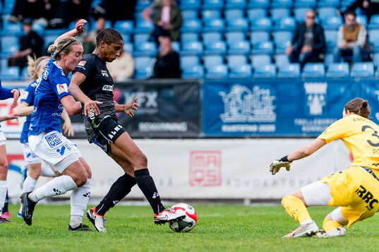 Växjö DFFs Eva Dessislava Dupuy och Trelleborgs målvakt