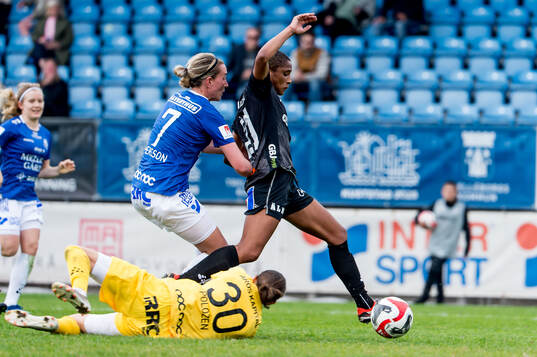 Växjö DFFs Eva Dessislava Dupuy på väg att slå i 1-2