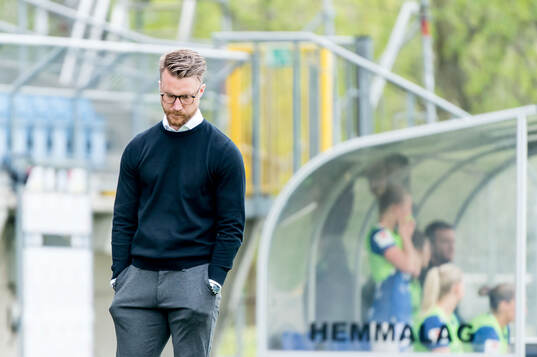 Växjö DFFs huvudtränare Olof Unogård deppar