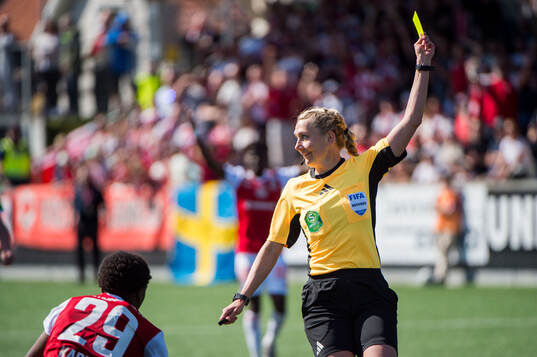 Domare Tess Olofsson tilldelar Brages Cesar Weilid (ej i
