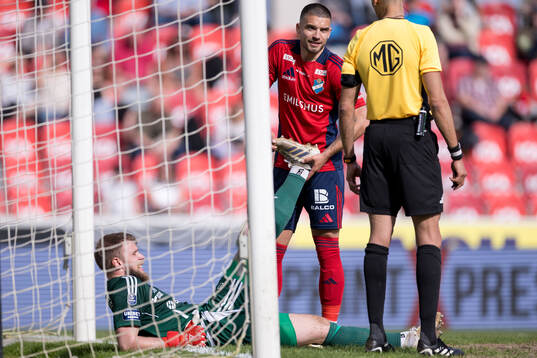 Gefles målvakt Tobias Johansson får hjälp av Östers
