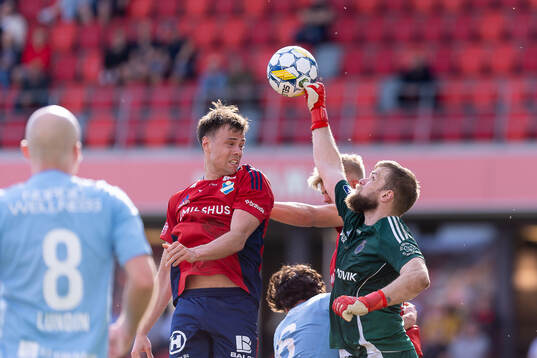 Östers Thorri Mar Thorisson och Gefles målvakt Tobias