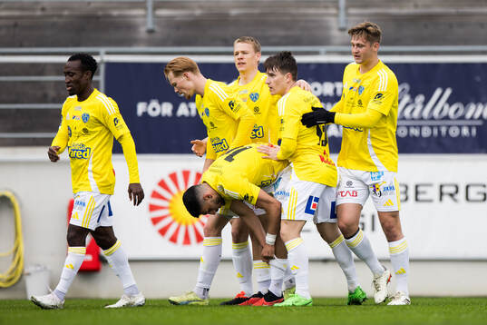 Falkenbergs Oskar Lindberg jublar med lagkamrater