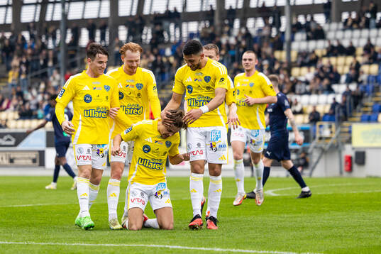 Falkenbergs Remo Gotfredsen Grgic jublar med laget