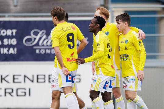 Falkenbergs Oskar Lindberg jublar med lagkamrater