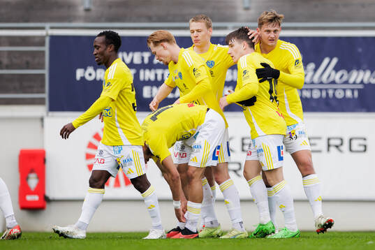 Falkenbergs Oskar Lindberg jublar med lagkamrater