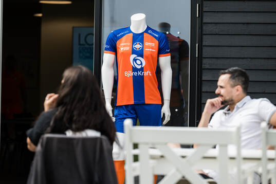 s matchtröja innan fotbollsmatchen i Division 3 Sydvästra