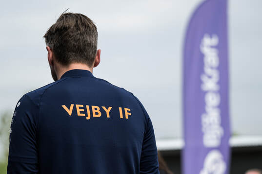 En tröja med texten Vejby IF, innan fotbollsmatchen i