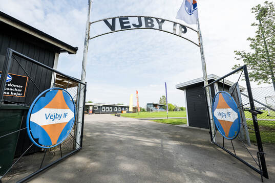 Exteriör bild på entrén till Vejby IP innan