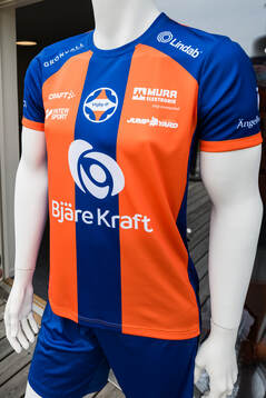 s matchtröja innan fotbollsmatchen i Division 3 Sydvästra