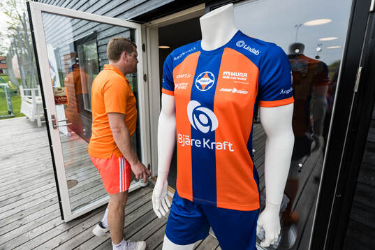 s matchtröja innan fotbollsmatchen i Division 3 Sydvästra