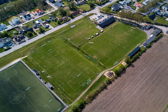 Drönarbild över Vejby IP innan fotbollsmatchen i Division