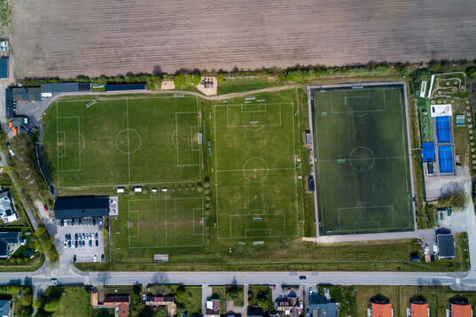 Drönarbild över Vejby IP innan fotbollsmatchen i Division