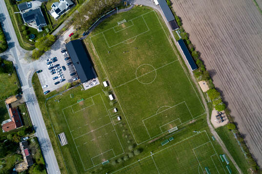 Drönarbild över Vejby IP innan fotbollsmatchen i Division