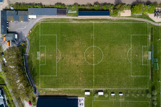 Drönarbild över Vejby IP innan fotbollsmatchen i Division