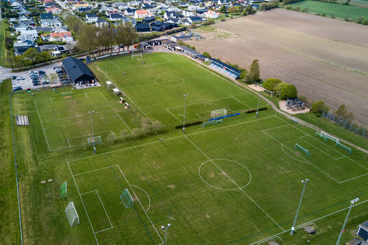 Drönarbild över Vejby IP innan fotbollsmatchen i Division