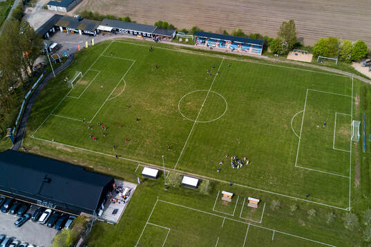 Drönarbild över Vejby IP innan fotbollsmatchen i Division
