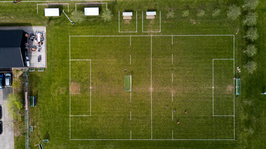 Drönarbild över Vejby IP innan fotbollsmatchen i Division