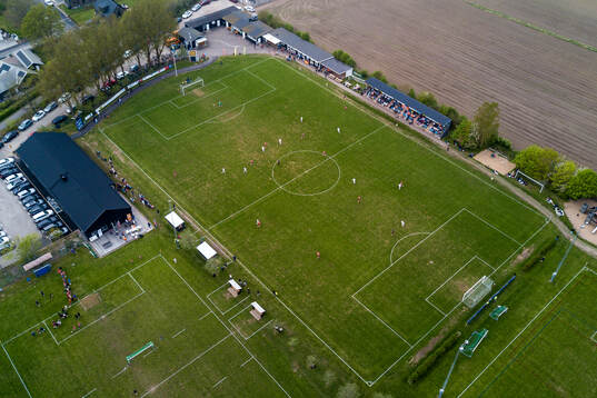 Drönarbild över Vejby IP innan fotbollsmatchen i Division