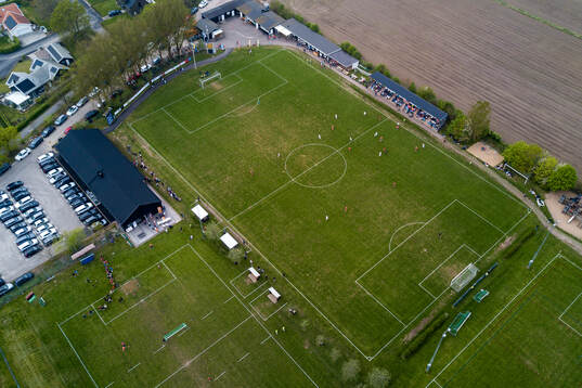 Drönarbild över Vejby IP innan fotbollsmatchen i Division