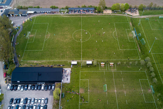 Drönarbild över Vejby IP innan fotbollsmatchen i Division
