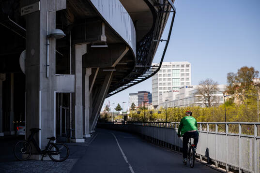 Cyklist utanför Tele2 Arena