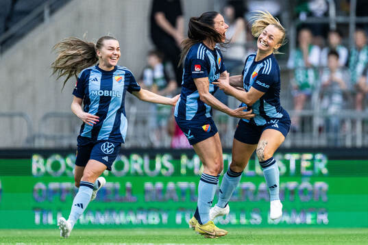 Djurgårdens Beata Kollmats och Tove Almqvist jublar