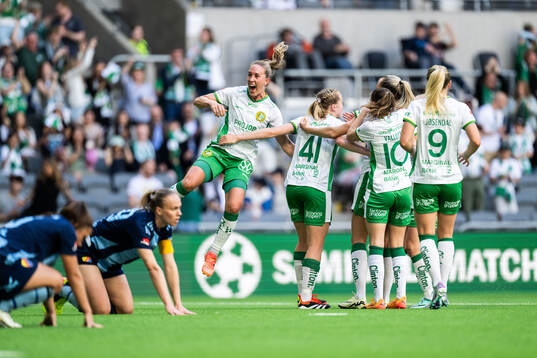 Hammarbys Ellen Wangerheim jublar med Julia Roddar, Julie
