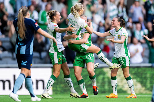 Hammarbys Alice Carlsson jublar med lagkamrater