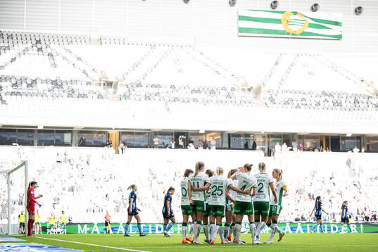 Hammarbys Anna Jøsendal jublar med lagkamrater