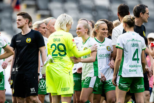 Hammarbys målvakt Moa Edrud jublar med Anna Jøsendal