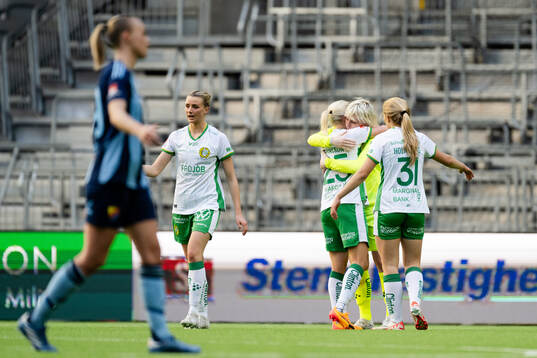 Hammarbys spelare jublar med målvakt Moa Edrud