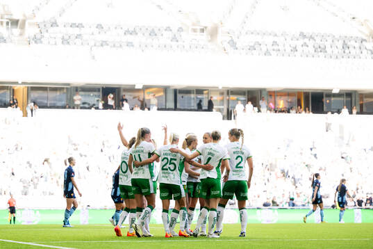 Hammarbys spelare jublar med Anna Jøsendal