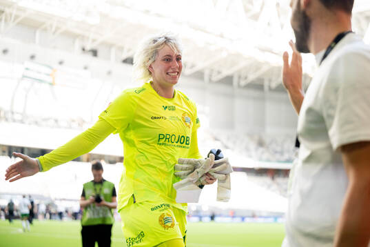 Hammarbys målvakt Moa Edrud jublar