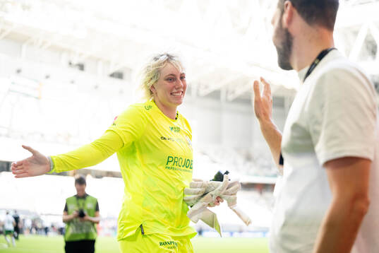 Hammarbys målvakt Moa Edrud jublar