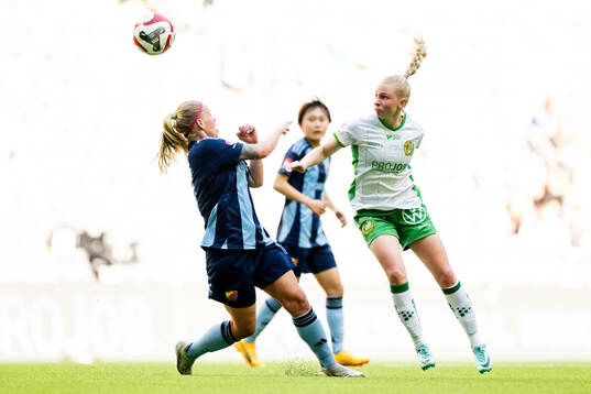 Djurgårdens Therese Åsland och Hammarbys Emilie Joramo