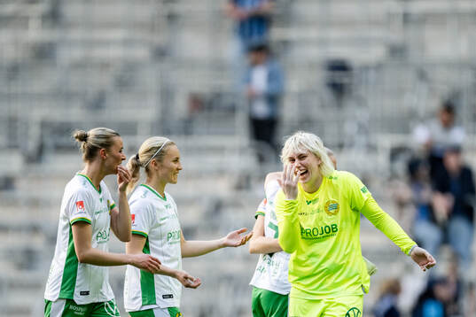 Hammarbys målvakt Moa Edrud jublar
