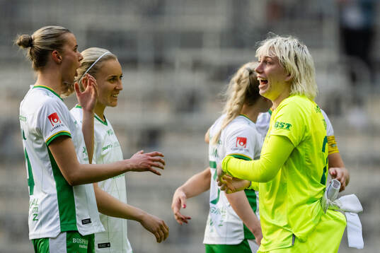 Hammarbys målvakt Moa Edrud jublar