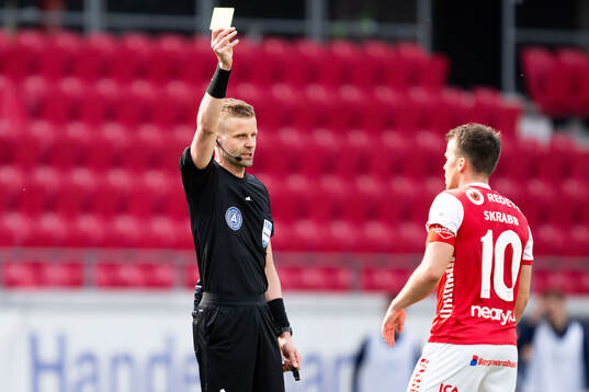 Domare Glenn Nyberg tilldelar Kalmars Simon Skrabb gult kort