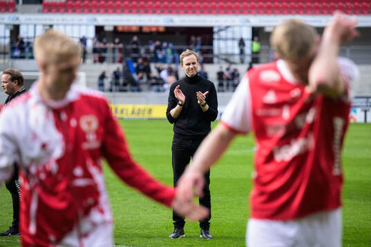 Kalmars tränare Henrik Jensen jublar