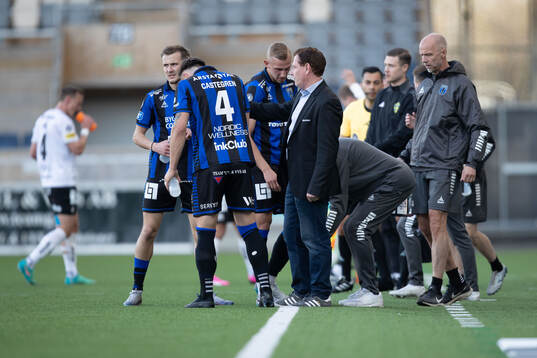 Sirius tränare Christer Mattiasson samlar spelarna
