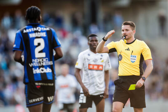 Sirius Patrick Nwadike tilldelas gult kort av Domare Joakim