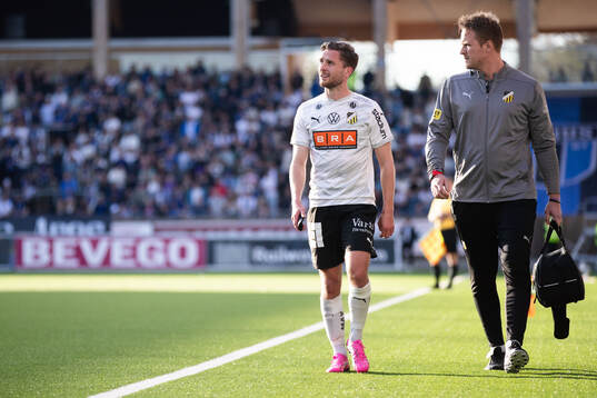 Häckens Adam Lundkvist lämnar planen skadad