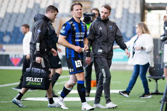 Sirius Daniel Stensson lämnar planen skadad
